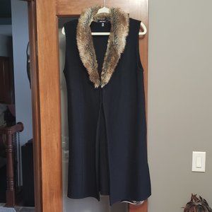 BLACK TUNIC VEST/CARDIGAN W/FAUX FUR COLLAR